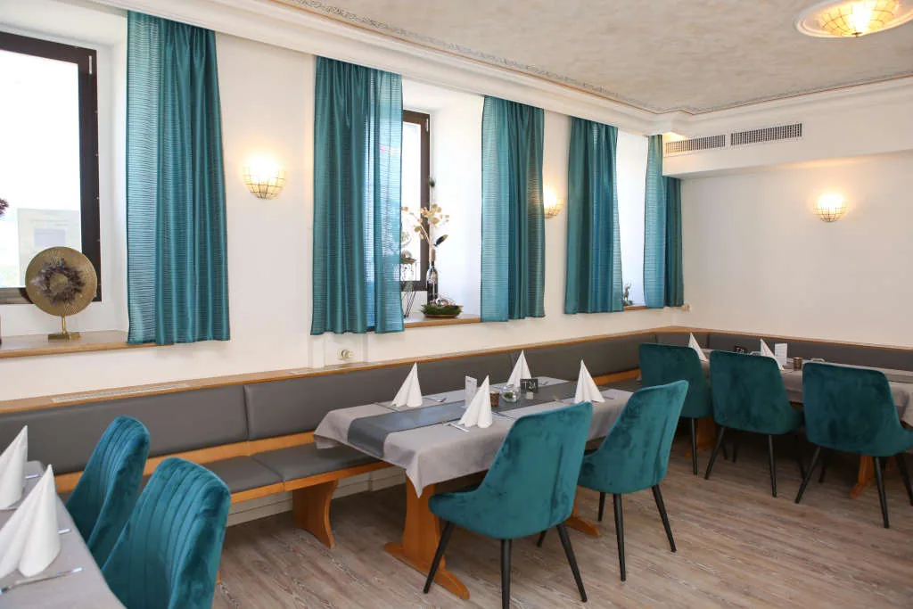 Eingedeckte Tische mit Stoffservietten im Annastüble des Gasthof Adler