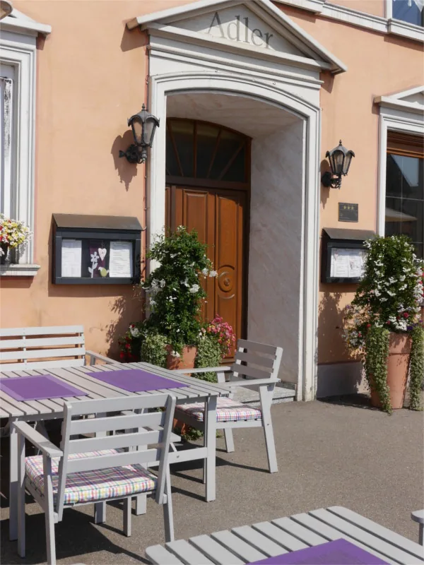 Der Eingang des Gasthof Adler mit Blumen und Tischen davor