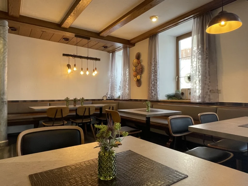 Gaststube mit Hängeleuchten im Gasthof Adler in Inneringen